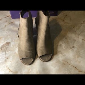 Madden girl ninnaa taupe fab